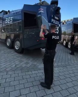 Полицейский водомет в Берлине охлаждает жителей во время жары