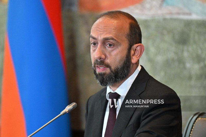 Министр иностранных дел Арарат Мирзоян на пресс-конференции, где обсуждался экспорт из Араратской долины.